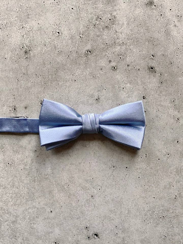 Gravata borrete pré amarrada em seda azul empoeirada por atacado de London Jae Apparel