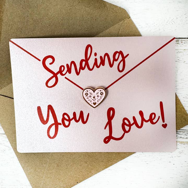 Tarjeta estilo postal "Enviándote Amor" con pin de corazón de esmalte para venta al por mayor de Lovethelinks Ltd
