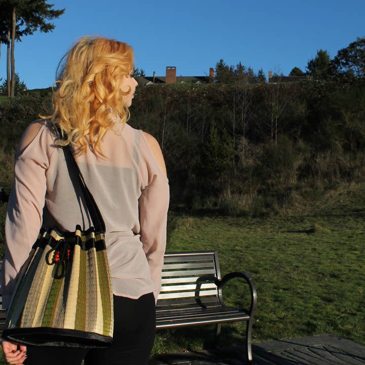 Grand sac à bandoulière pliable Sophon pour la vente par Baskets of Cambodia