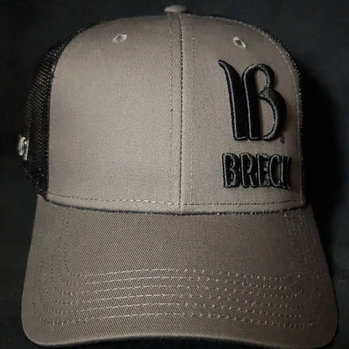 19O- Breck officiële „B” hoed met gestapeld logo - Trucker Snapback voor wholesale door LOVE LIGHT APPAREL, LLC
