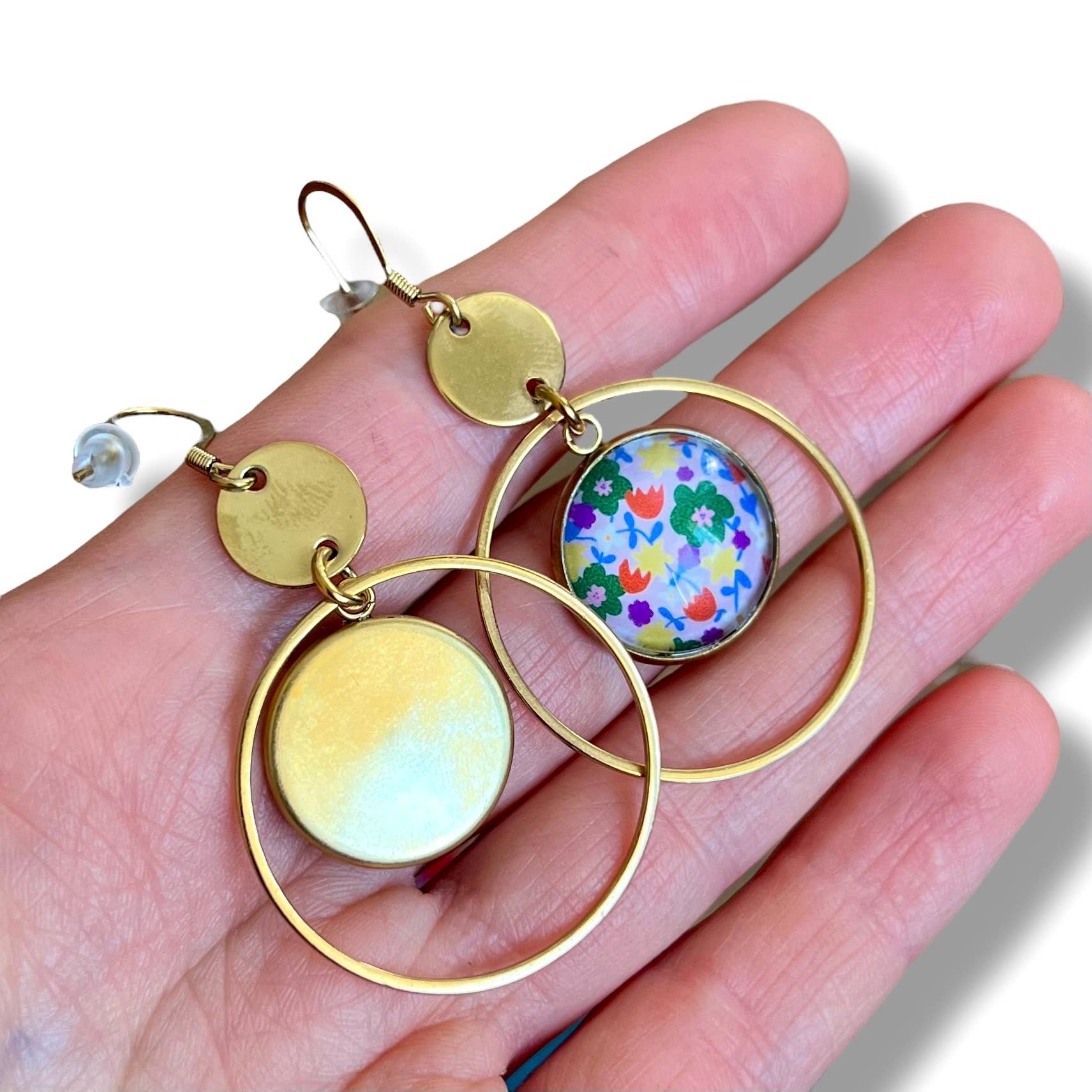 Dans l'Air du Temps Bijoux – Engroshandel Hængeøreringe og creoløreringe – Lyserøde multifarvede blomstrede øreringe med ringe, guldfinish eller sølvfinish6