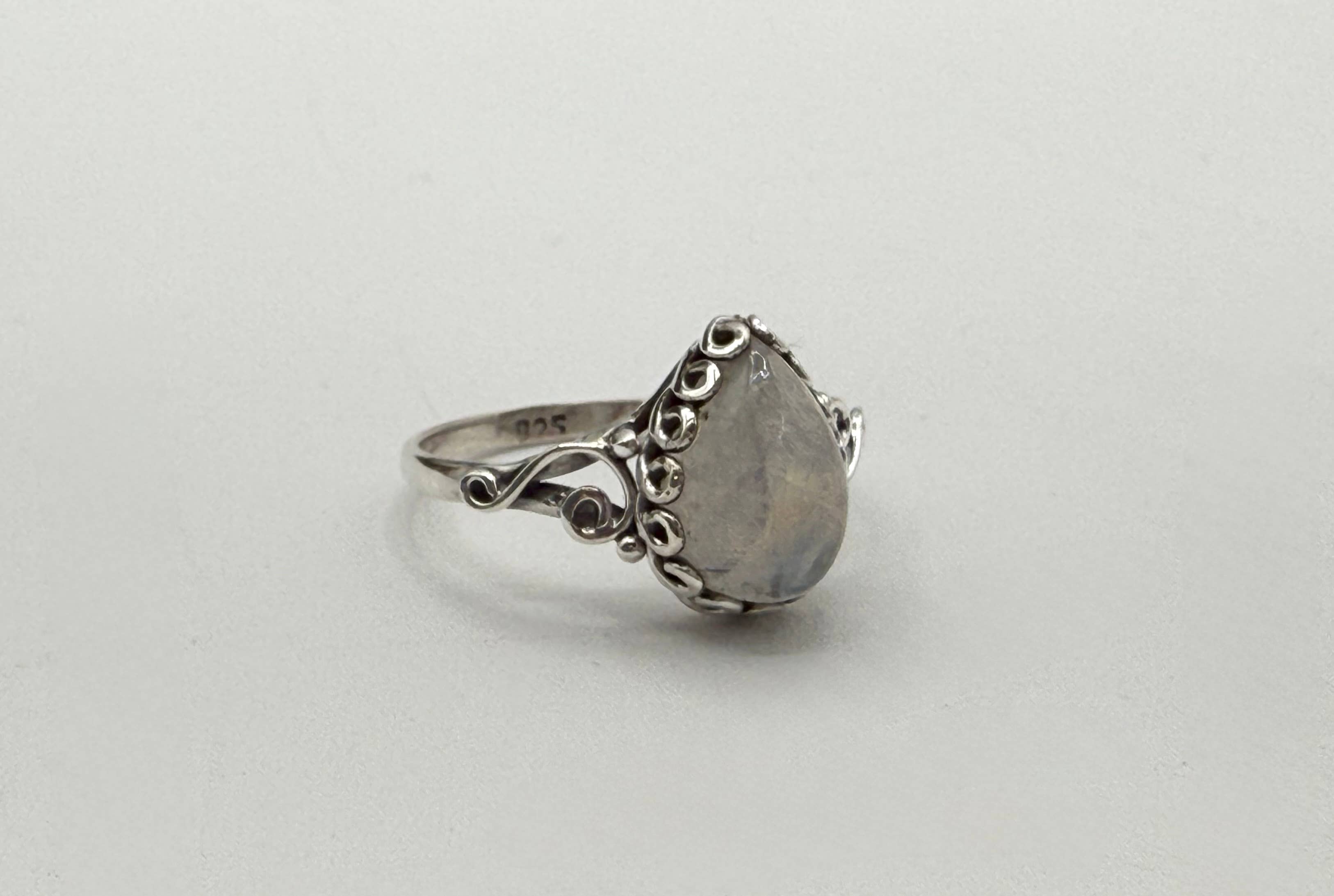 Meraki Gemstones – Engroshandel Solitairering – Meraki Gemstones Regnbue-månestensring i 925 sterling sølv3