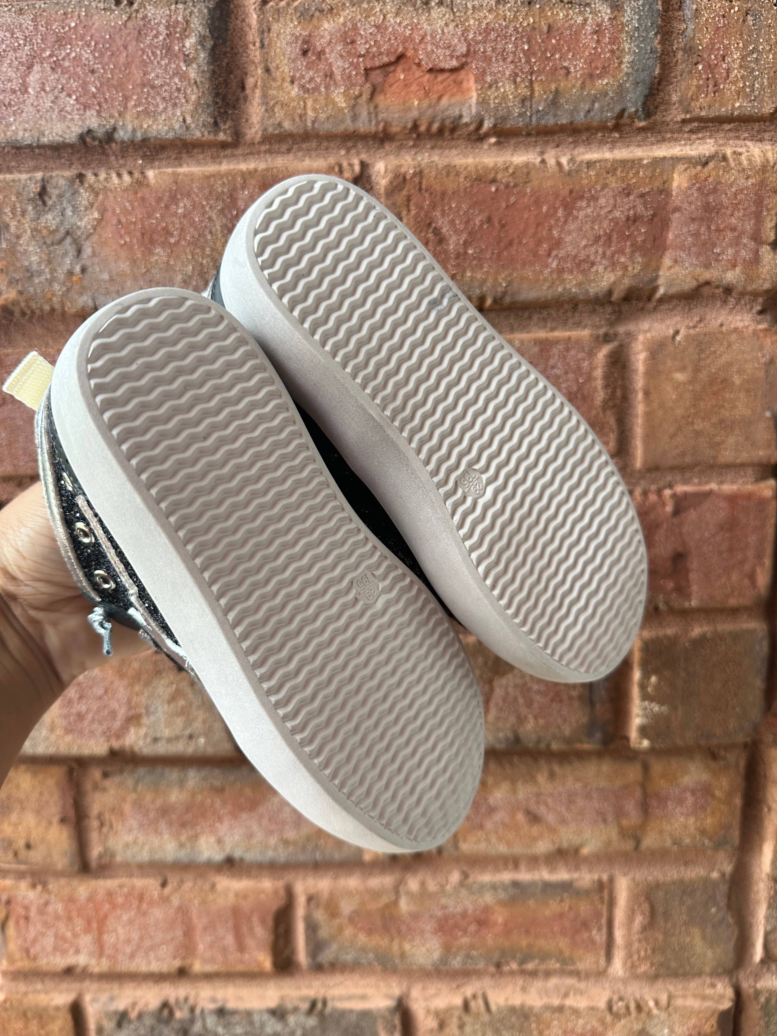 Torn and Trendy - Wholesale Lifestyle Sneakers - Kids - High Top Black Star Sneaker4