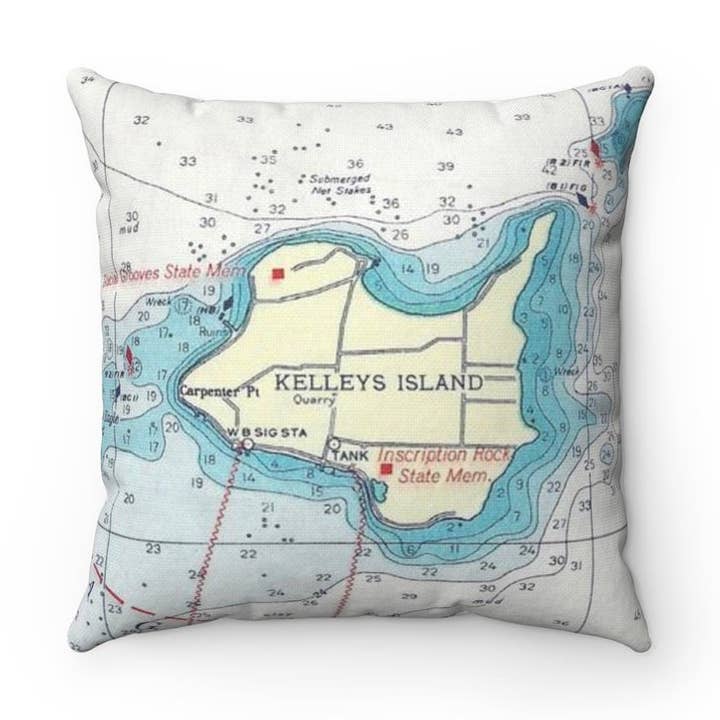 Coussin Carte de Kelleys Island Ohio – Coussin Carré 18" pour la vente par Daisy Mae Designs