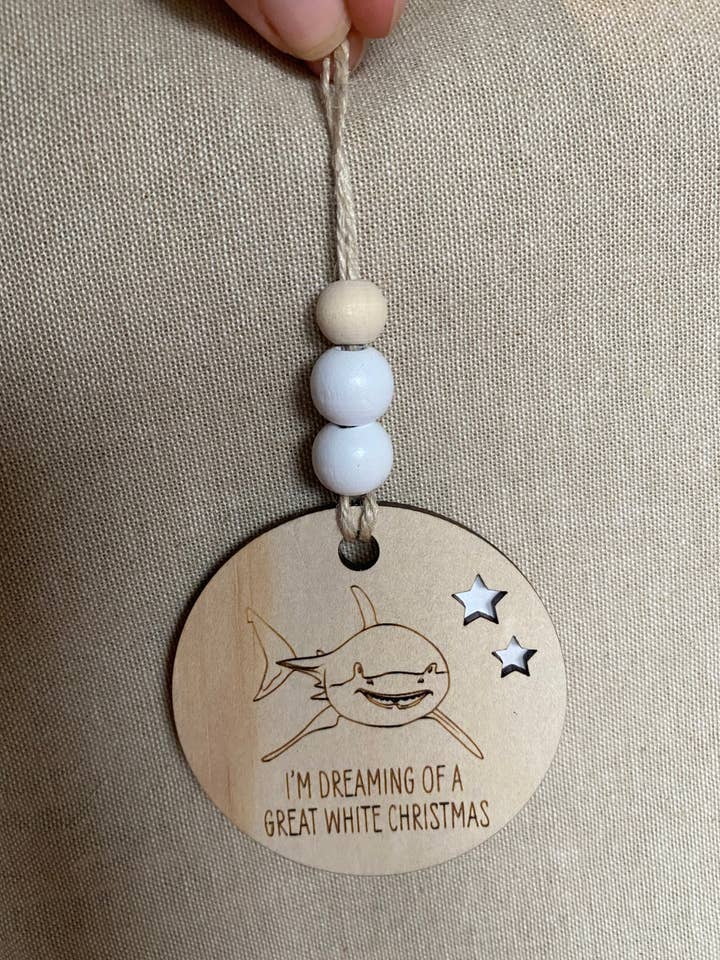 Décoration de Noël en bois - Grand requin blanc pour la vente par Sailfish Creative