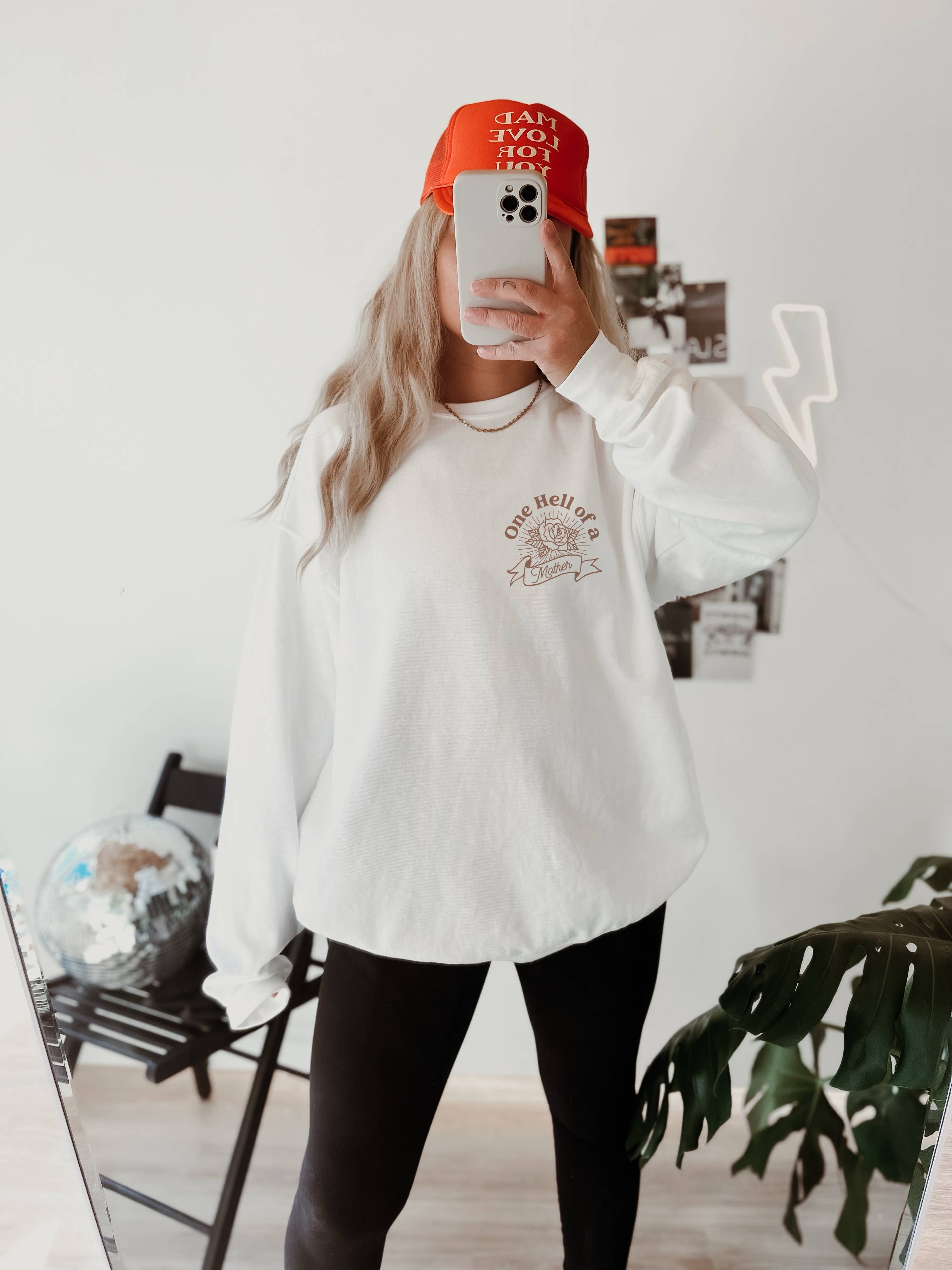 Bianco/Ruggine FELPA A GIROCOLLO ONE HELL OF A MOTHER in vendita all'ingrosso su Faire1