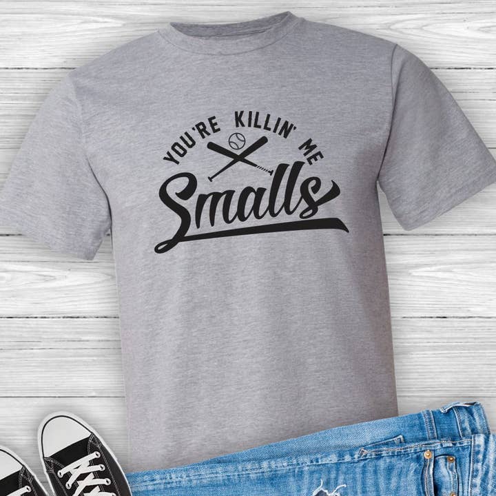 Suzy Swede – T-shirt estampada - Unissexo por atacado – T-shirt Unissex You're Killin' Me Smalls | Beisebol Softbol7