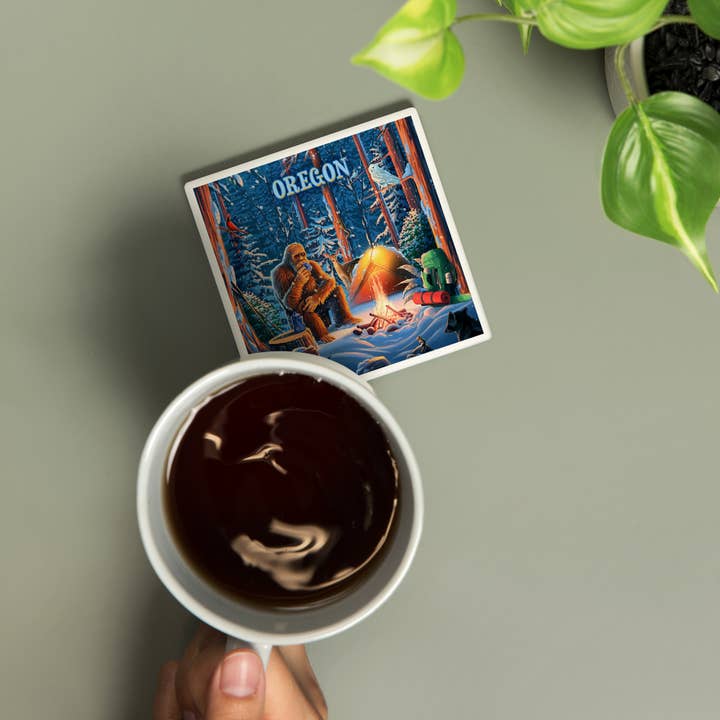 Lantern Press - Vente Sous-verre - SOUS-VERRE EN CÉRAMIQUE Oregon, Inner Squatch, Camping Bigfoot1