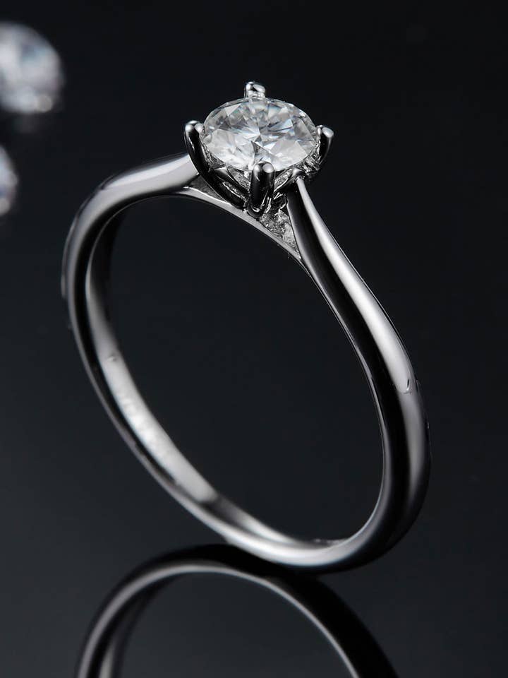 Moissanite platina över ren sterling silver solitärring för wholesale av Sparkala