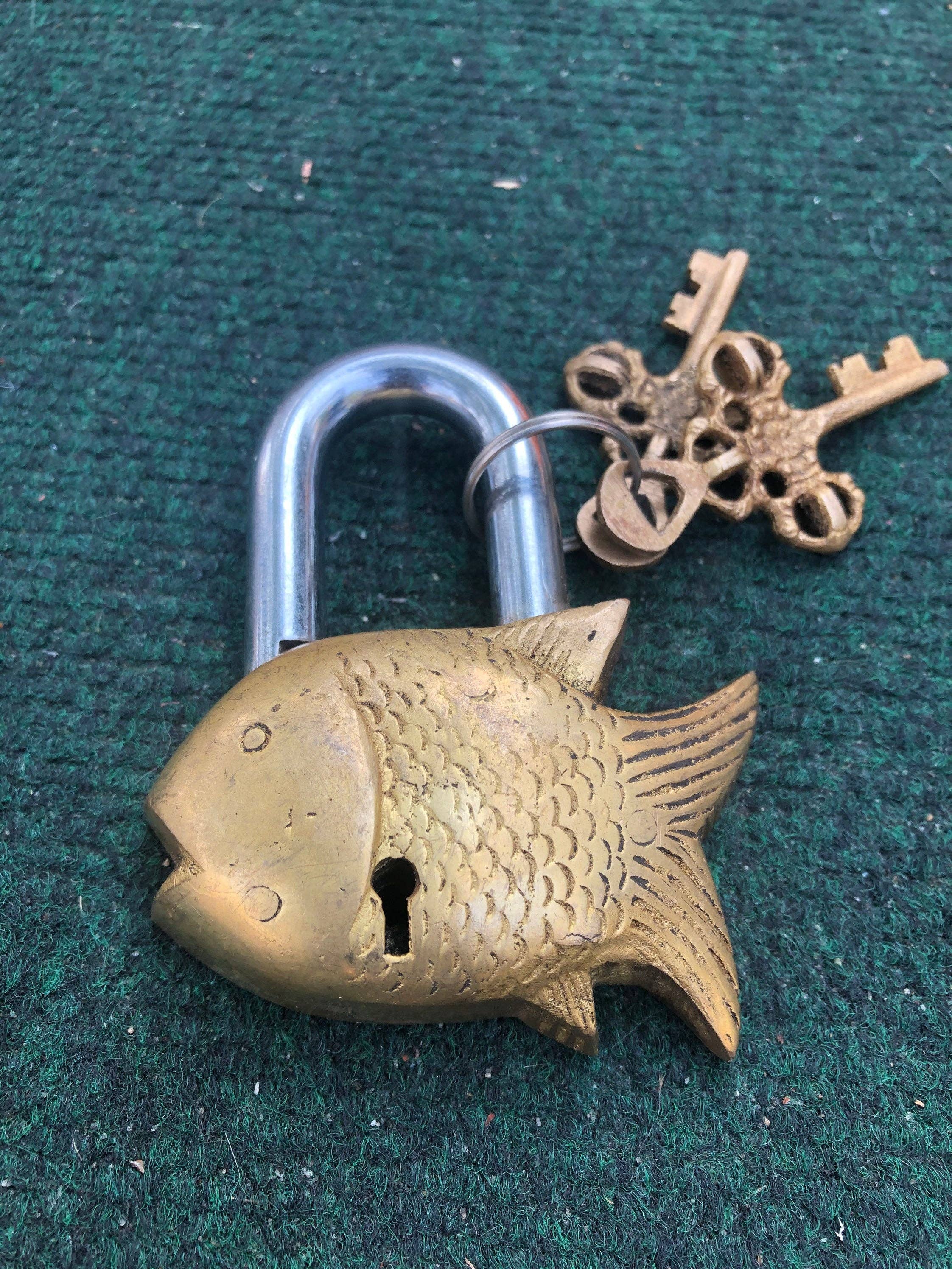 Like International – Objeto de mesa decorativo por atacado – Pequeno Cadeado de Latão em Forma de Peixe Tamanho Fofo Cadeado de Enigma Budista Vintage3