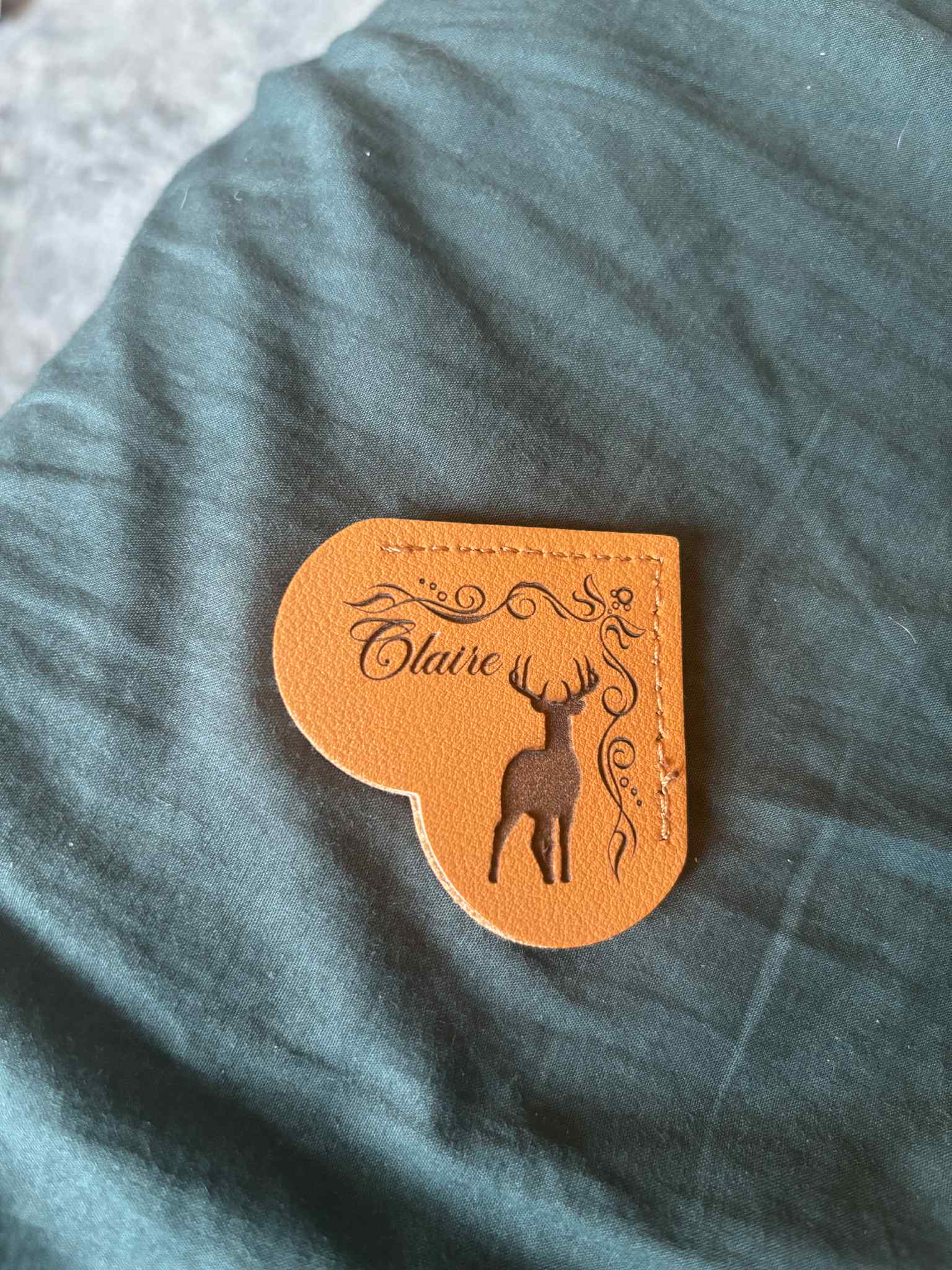 Cryptid Creations – wholesale Bokmärke – Bokmärke i konstläder format som ett hjärta med gravyr8