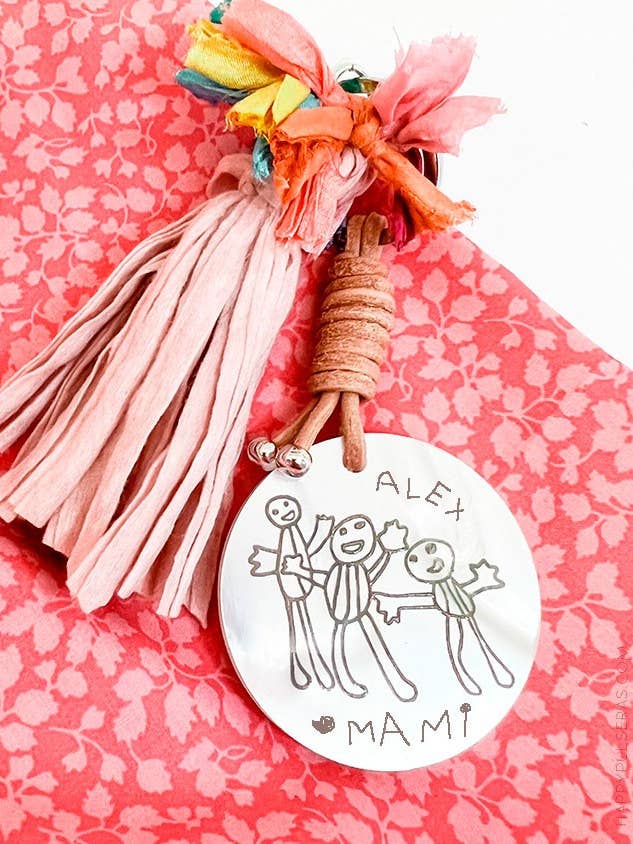 Witte parelmoer sleutelhanger 40 gegraveerde tekening met dubbele pompon. voor wholesale door Happypulseras