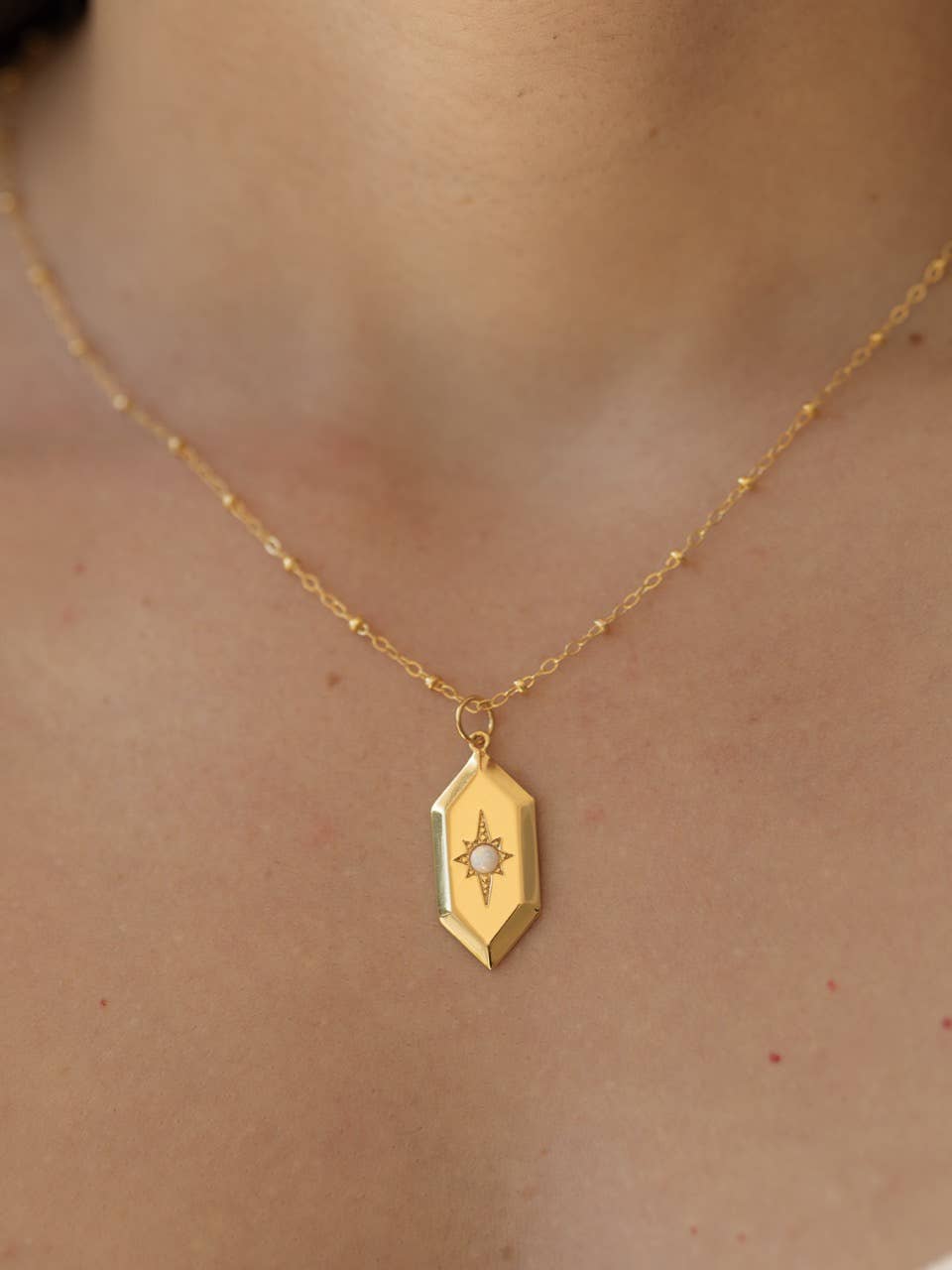 The Land of Salt - Vente Colliers à pendentif - Collier amulette opale Sloane en or3