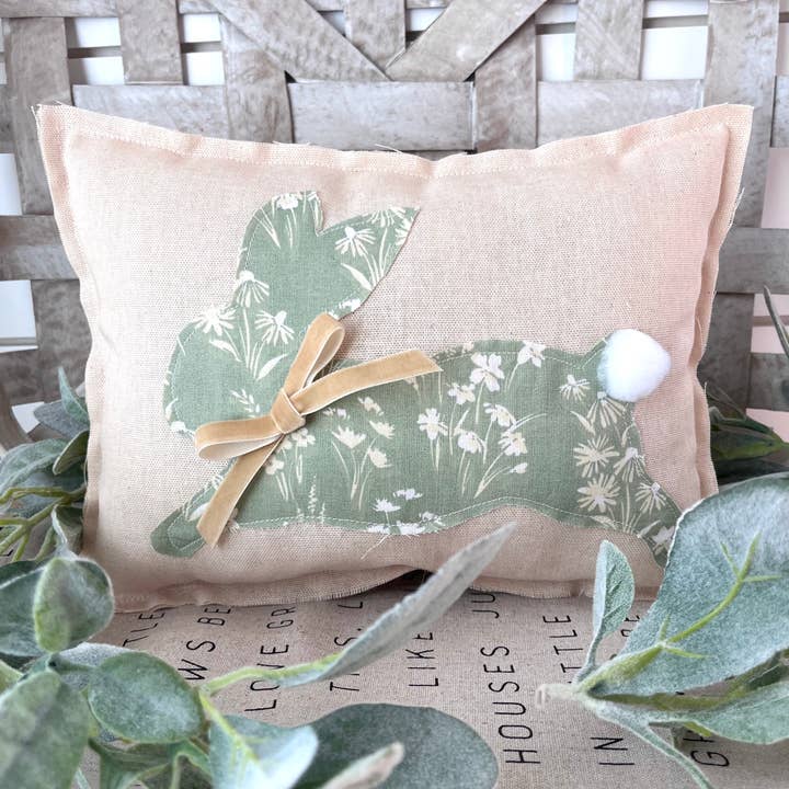 Kate + Em - Wholesale Kerstdecoratie - Set van 3 kussens met lente- en paaskonijnen - rustieke boerderijstijl bloemdessin1