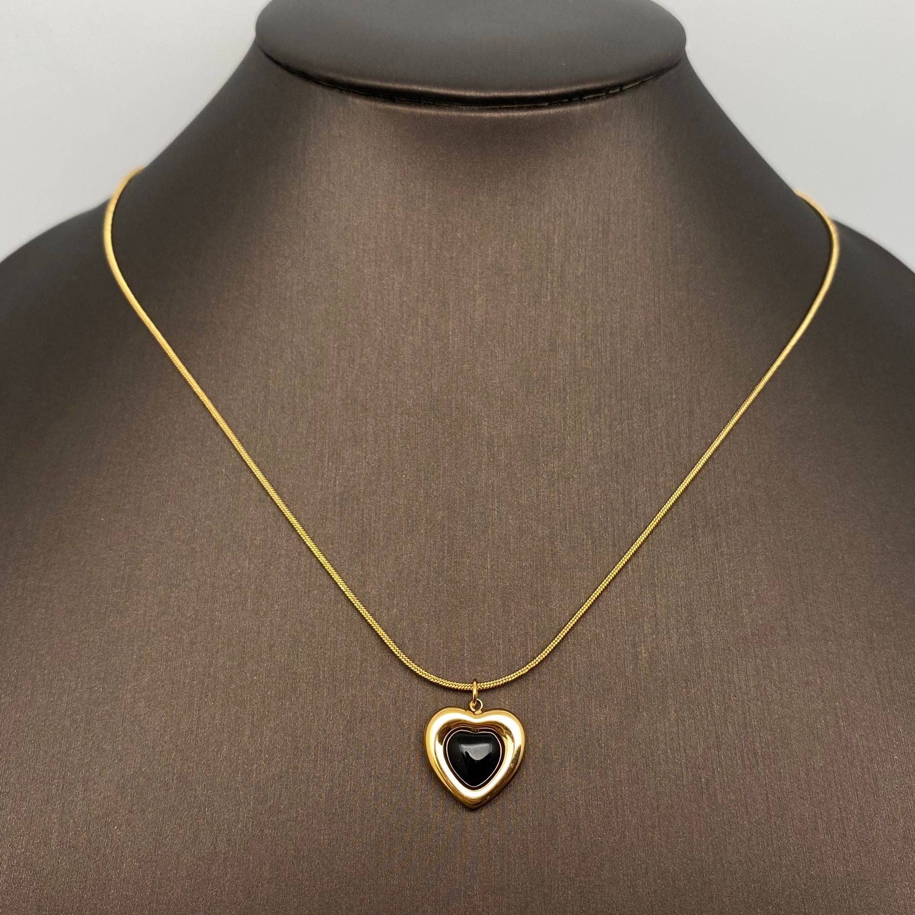 Mio Queena - Vente Colliers à pendentif - Collier en acier inoxydable doré avec breloque en forme de cœur en pierre - FGS0