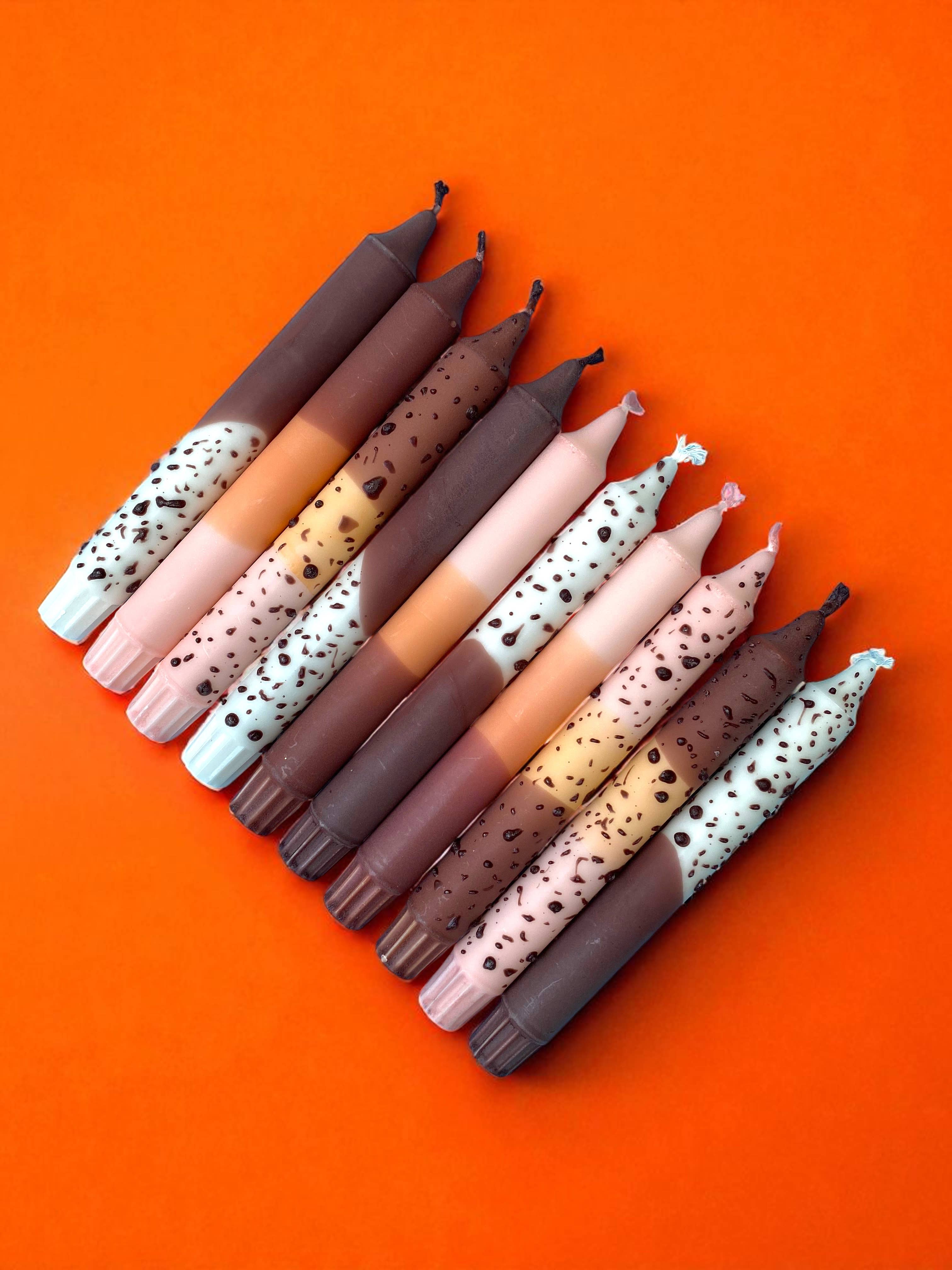 Kupkup HB. - Fi Design Studio Co. – vela pilar por atacado – Brilho Alegre | Vela Tapper Outono em Nova Iorque | 2,3x20 cm7