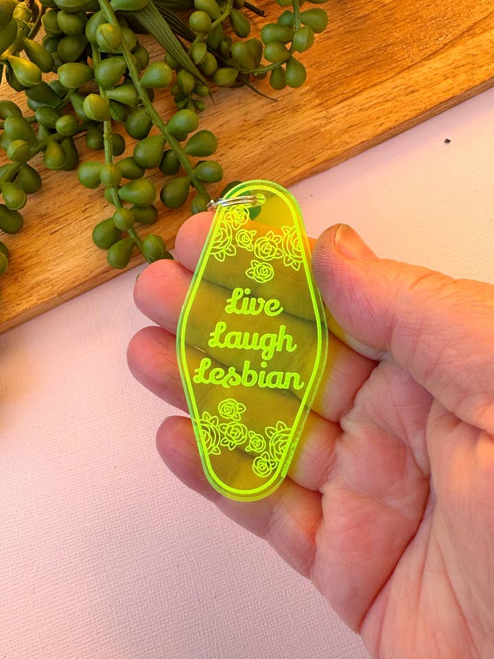 Lev Skratta Lesbisk Motell Nyckelring för wholesale av Luna B Jewelry