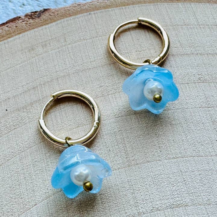 Bloem Parel Huggie Hoops & Fijne Fairycore Oorbellen voor wholesale door Same Sunset Design