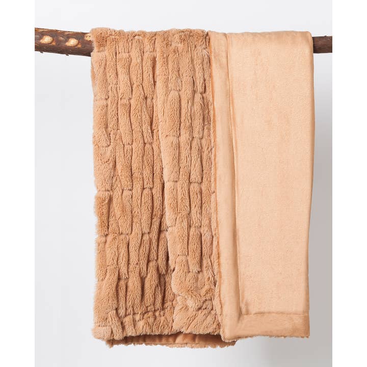 Peking Handicraft - Wholesale Decoratiedeken - Faux Fur Plaid - Camel van Laurel & Mayfair4