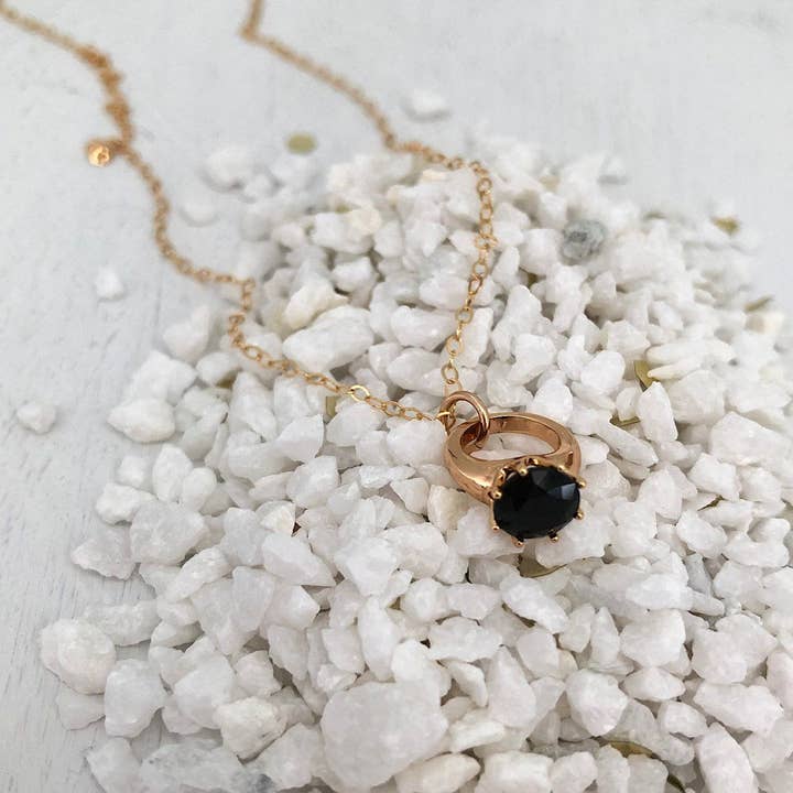 Setzen Sie einen Ring darauf Charm-Halskette für den Großhandel von Isabelle Grace Jewelry