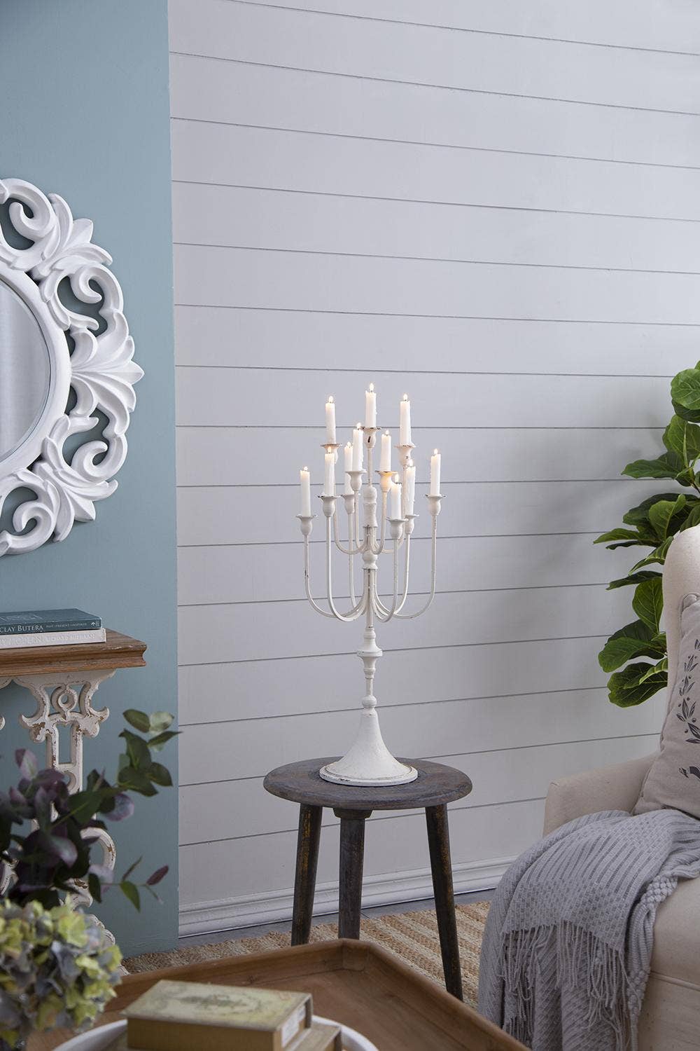 A&B Home Group Inc. – Großhandel Kerzenhalter – 13x10,5x30" Weißer Eisen 11-flammiger Kandelaber - Weiß11