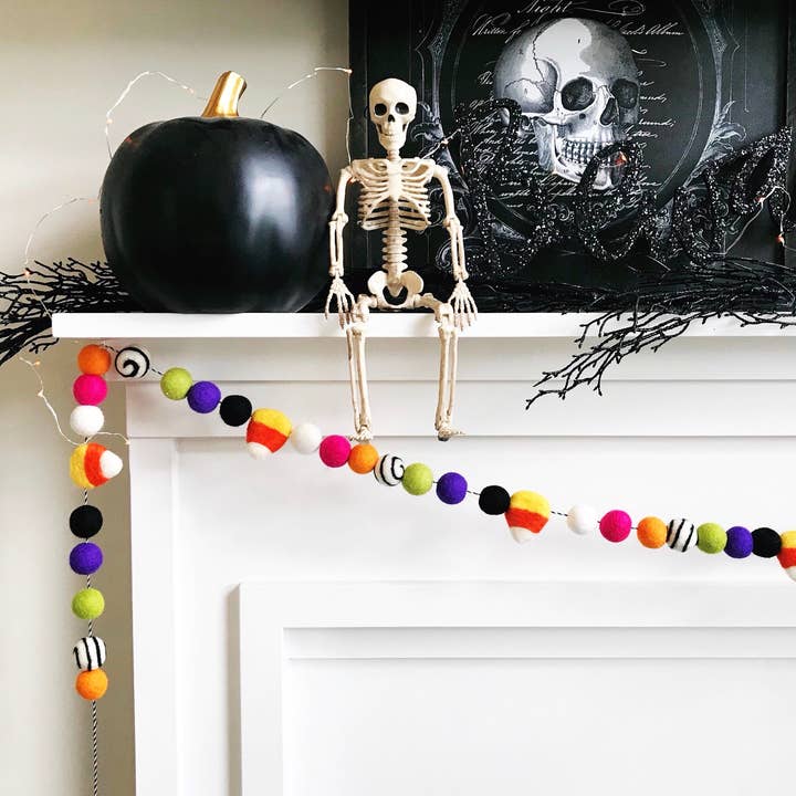 Guirlande de boules en feutre arc-en-ciel de maïs sucré pour la vente par Pearl & Jane