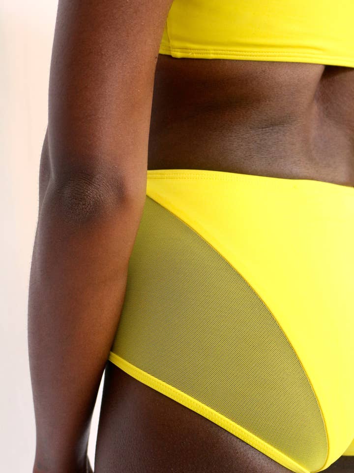 Bas de maillot de bain taille haute Nikki avec filet pour la vente par Nic Hyl Clothing