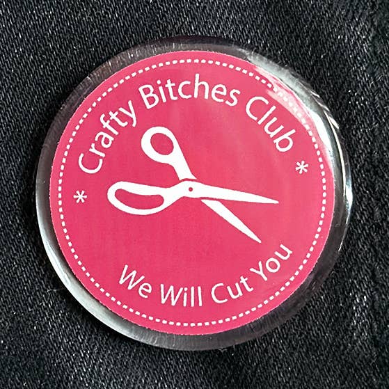 Pin acrylique du Club des Bitches Astucieuses pour la vente par Art School Dropout