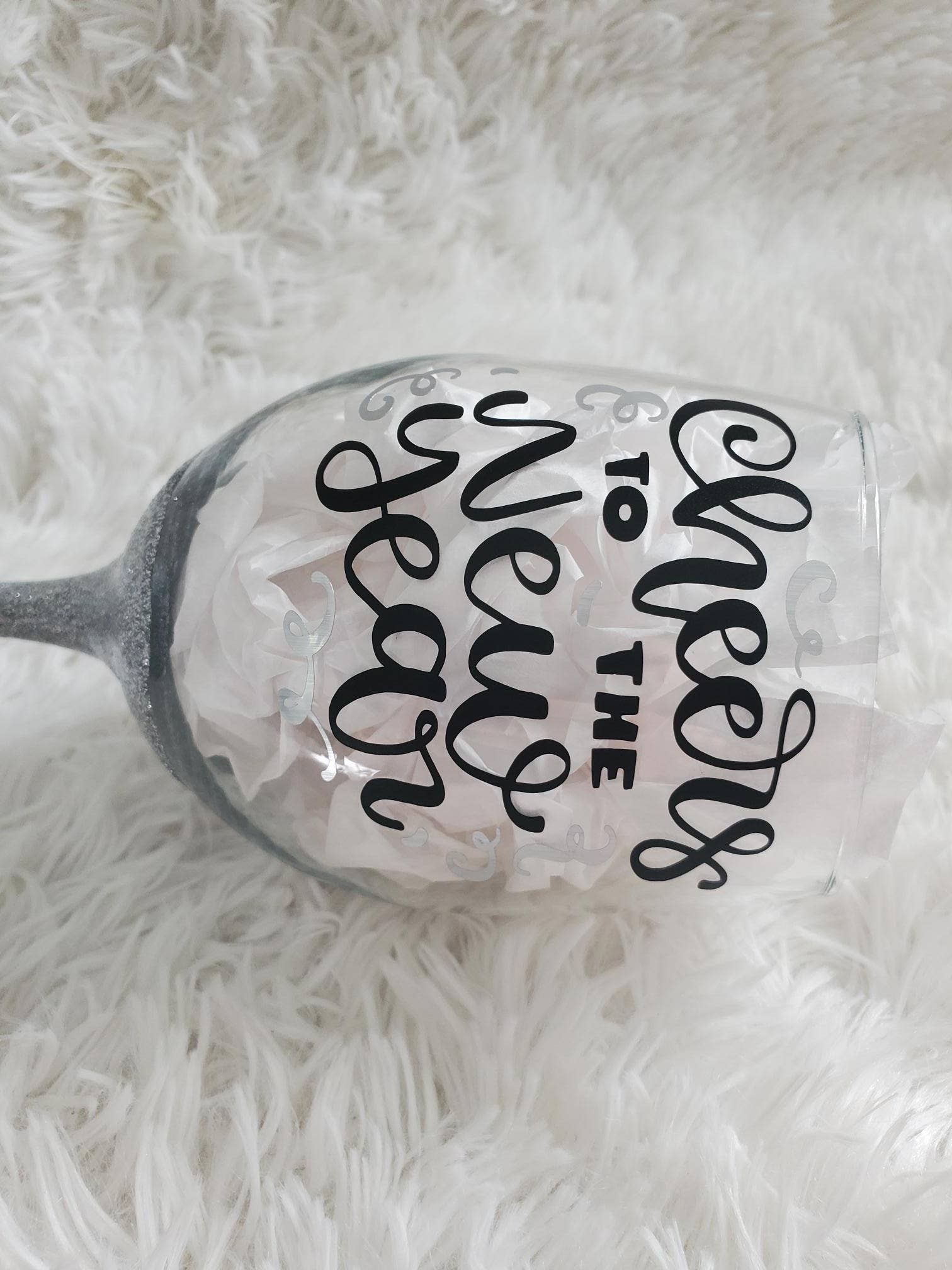 Tots And Tumblers Art – wholesale Wine glass – Cheers to the New Year Silver Glittered Stemmed Wine Glass3
