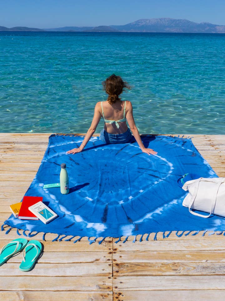 Toalha de Praia TIE DYE XXL com Caixa Presente, 2x2 m - Azul/ Branco por atacado de Towel to Go