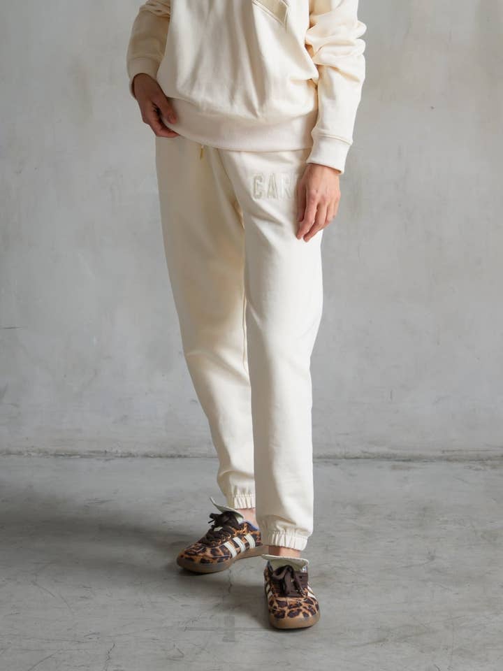 Pantalon de survêtement classique CARE - Ivoire pour la vente par Care Tucker