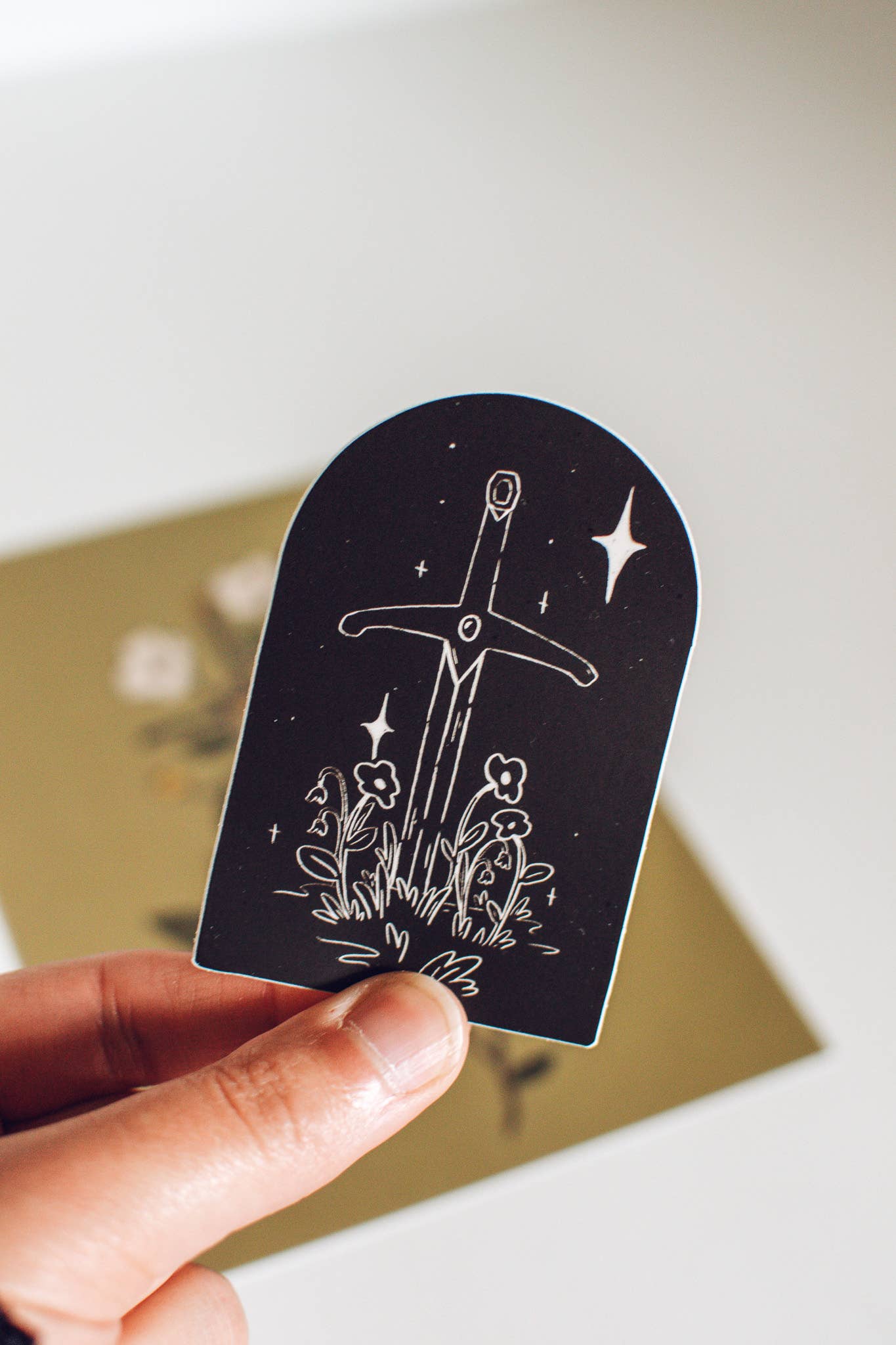 Brush + Bird Paper Co. – Engroshandel Klistermærke – Fantasy Sword klistermærke | Sort og hvid vinyl Kindle klistermærke3