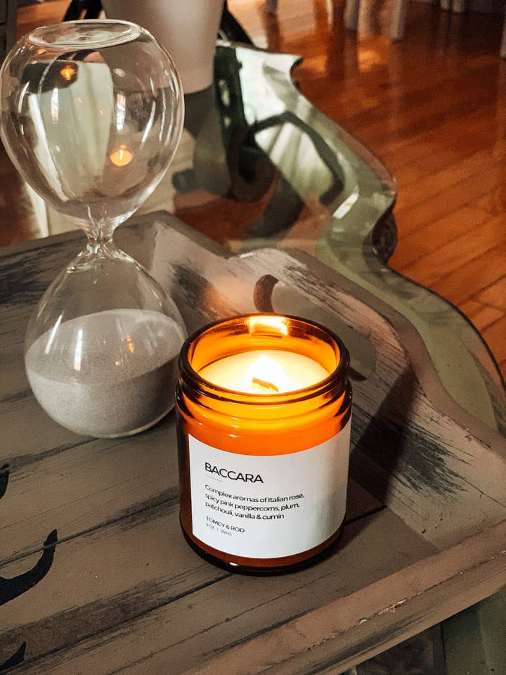 Cashmere Dolce Gave Håndlavet stearinlys Vegansk | Ny hjemmegave | Husopvarmningslys | Citrus, blommer, mørke frugter, rav, moskus og vanilje for engroshandel hos Tomey & Rod