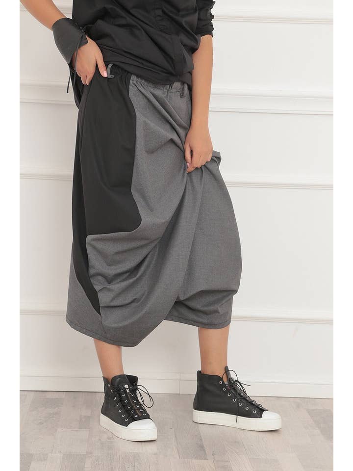 ADEPTT – wholesale Byxor - Dam – Cropped Drop Crotch Byxor i en dramatisk silhuett: |aidy
