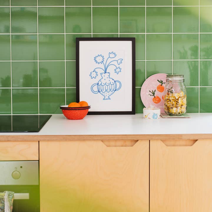 Fed blå vase med blomsterprint for engroshandel hos Letterbox Lane