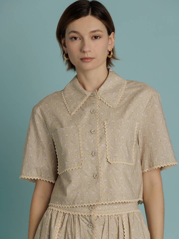 AT2358 - SAIA FLORAL COM BORDADO EM CROCHÉ por atacado de Aureum