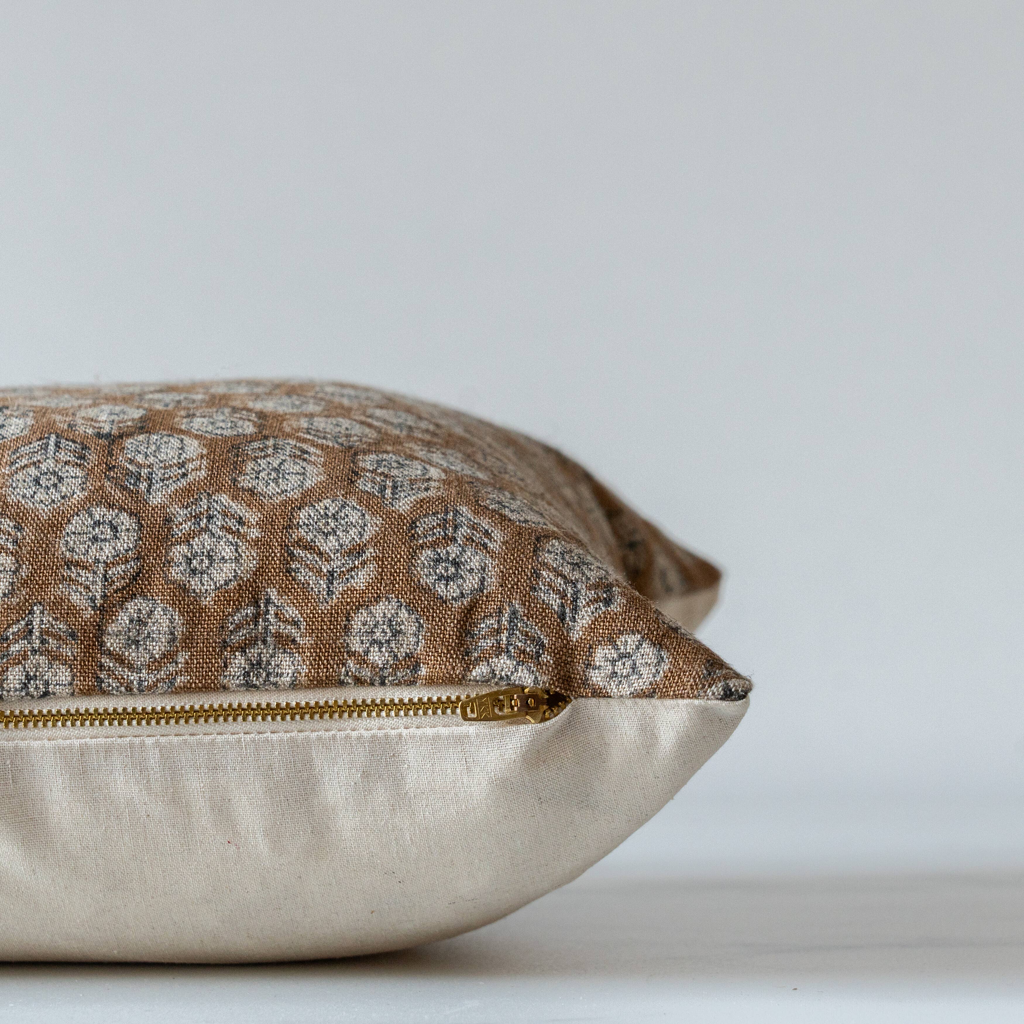 Rug & Weave - Vendita all'ingrosso Fodera cuscino decorativo - Fodera per cuscino BETSY con motivo floreale botanico su lino9