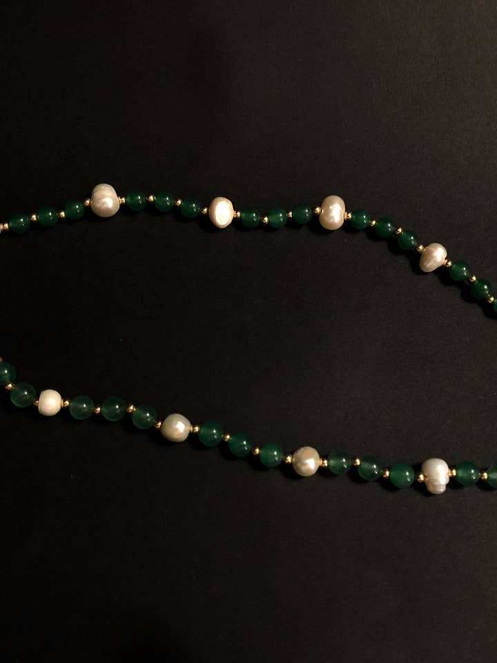 Handgefertigte Halskette mit Jade+Perle von Dove für den Großhandel von Feline Jewelry Studio Universe
