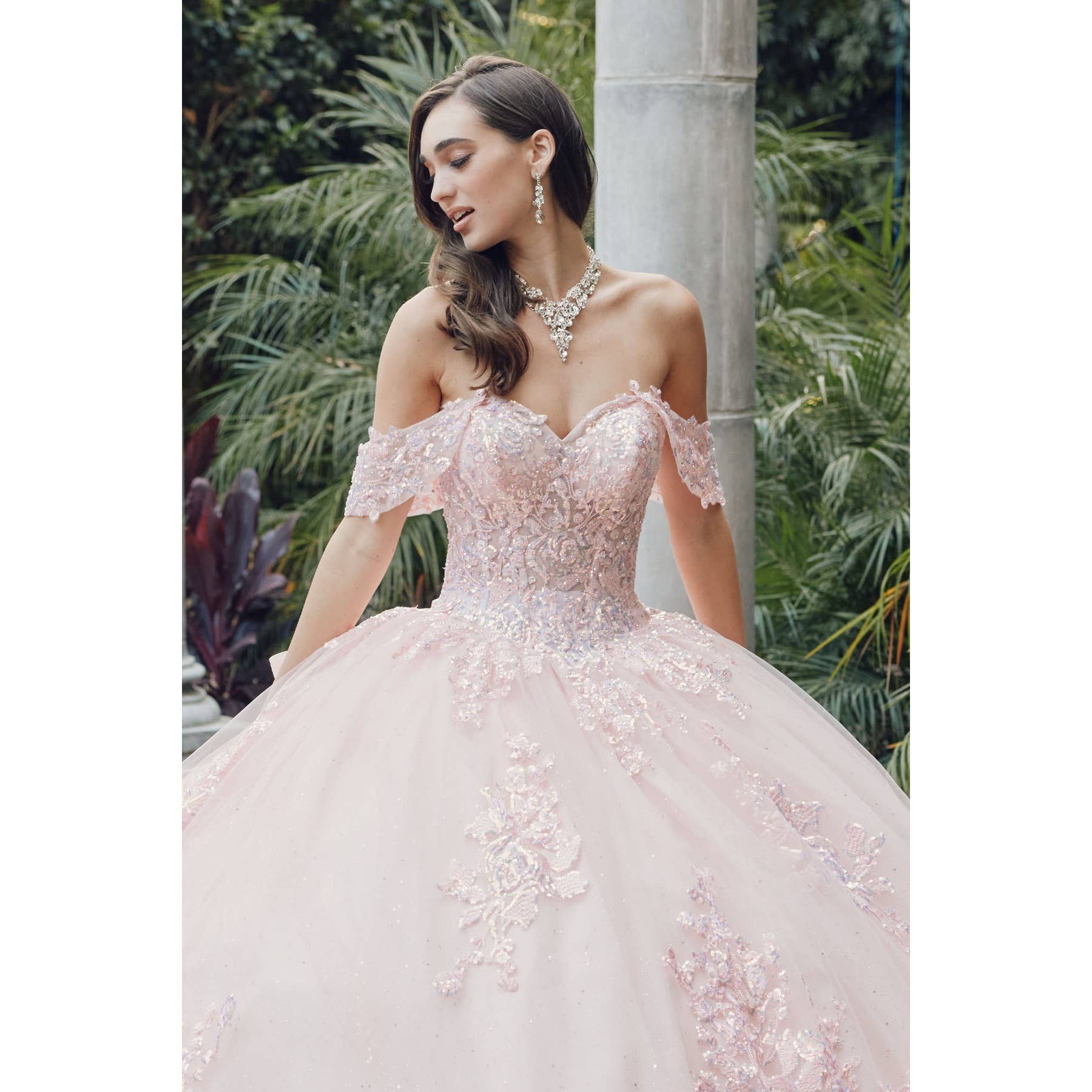 Juliet – Großhandel Abendkleid – Damen – Schulterfreies Quinceañera-Ballkleid mit Stickereien, Spitzenapplikationen und Schleife am Rücken9