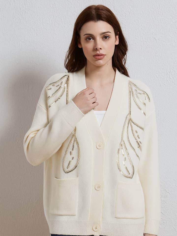 CARDIGÃ DE MALHA COM BOTÕES, BOLSOS FRONTAIS E LANTEJOULAS DOURADAS por atacado de Lucy Sparks