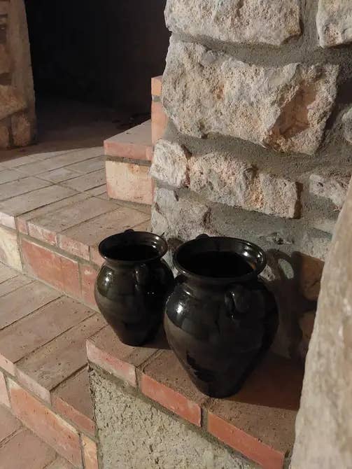 Traditionel keramisk gryde i mørkegrøn, hånddrejet og glaseret for engroshandel hos Cerámica Roca Caus