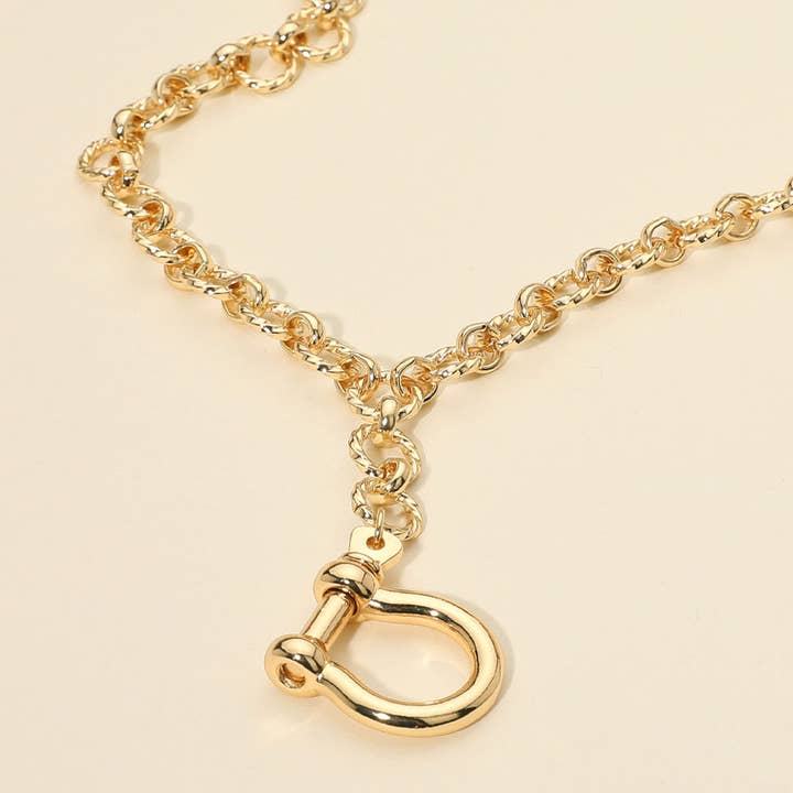 Colar com Pingente de Mosquetão Metálico em Negrito e Corrente com Pendente por atacado de Sensibling Corp.