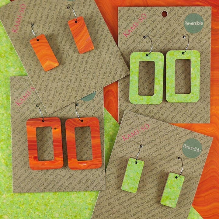 Boucles d'oreilles rectangulaires réversibles en papier recyclé - moucheté orange/vert vif pour la vente par Kami-so
