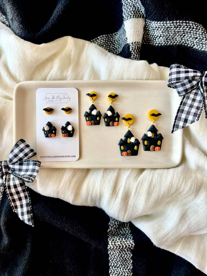 Orecchini Casa Stregata, Orecchini a Perno Casa Stregata, Orecchini a Perno di Halloween per la vendita all'ingrosso da parte di SeizeTheClayJewelry