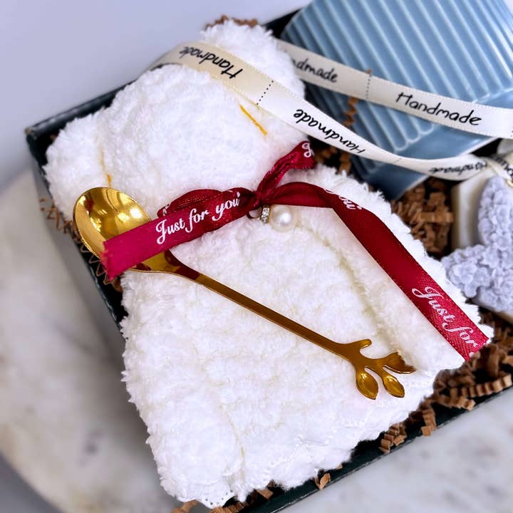 OH MY BOX - Wholesale Gift box - Cozy Gift Box For Women With Mug Teddy Bear And Soy Wax Arom4