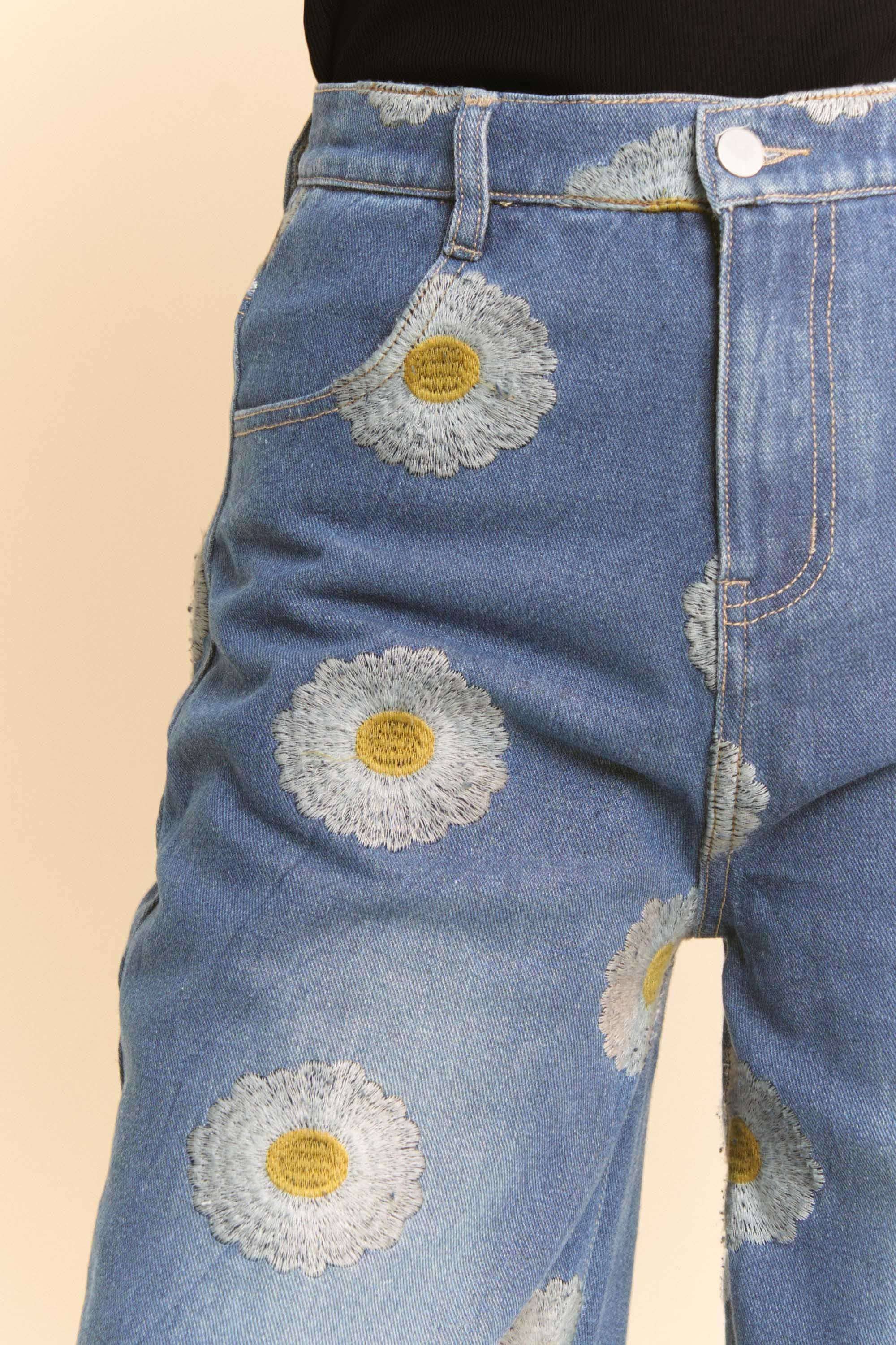BLAUER DENIM JEANSHOSE MIT BREITER ÖFFNUNG UND GÄNSEBLÜMCHEN-SEITENTASCHE für den Großhandel auf Faire6