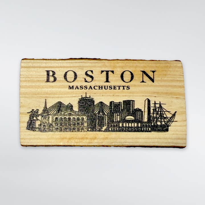 Aimant souvenir en bois à bord naturel de la ligne d'horizon de Boston pour la vente par Commonwealth Souvenirs