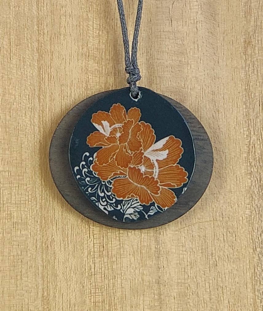 NOA ECCO - Wholesale Pendant/Charm Necklace - Circular pendant with leaves
