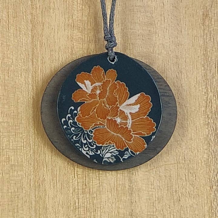 NOA ECCO - Wholesale Pendant/Charm Necklace - Circular pendant with leaves0