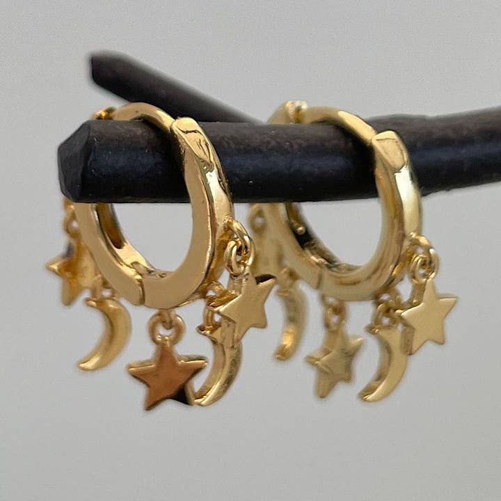 Moon En Star Huggie Hoops voor wholesale door Isabelle Grace Jewelry